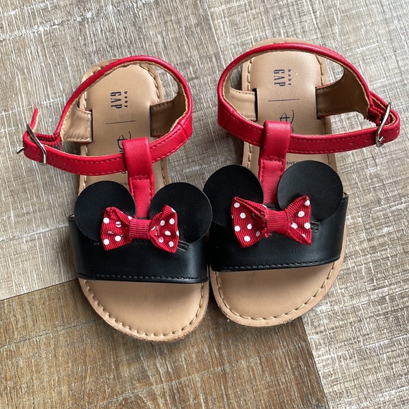 Minnie Mouse sweater and sandal bundle - Picture 7 of 12